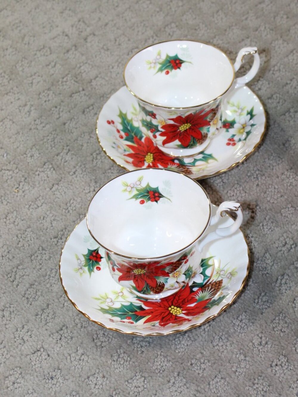 Set of 4 Royal Albert Christmas Poinsettia 2 Cups & 2 Saucers